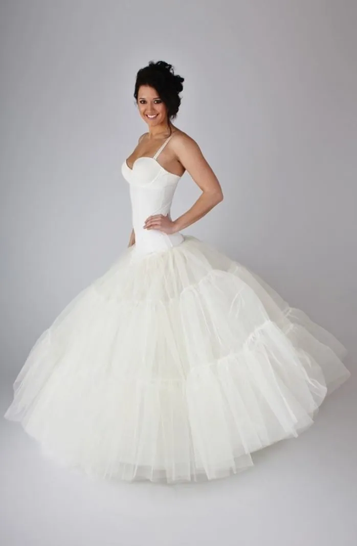 ---Sottogonna Sposa e Cerimonia Bianco Online in tulle rigido perfetta per abiti classici di cui si vuole evidenziare l’ampiezza