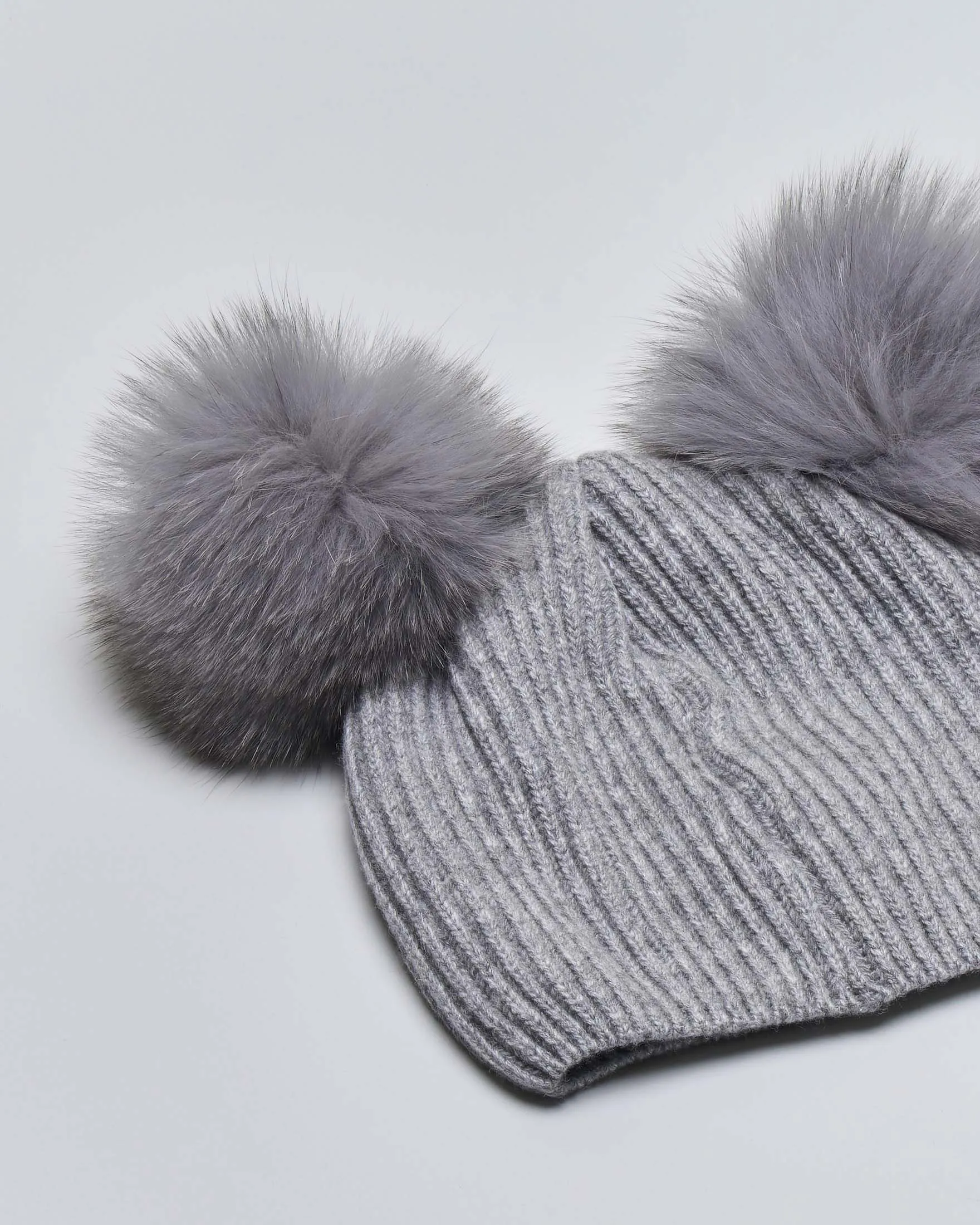Berretto grigio in misto lana e cachemire con due pompon 3-7 anni