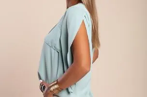 Blusa elegante ampia con scollo asimmetrico, menta