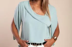 Blusa elegante ampia con scollo asimmetrico, menta