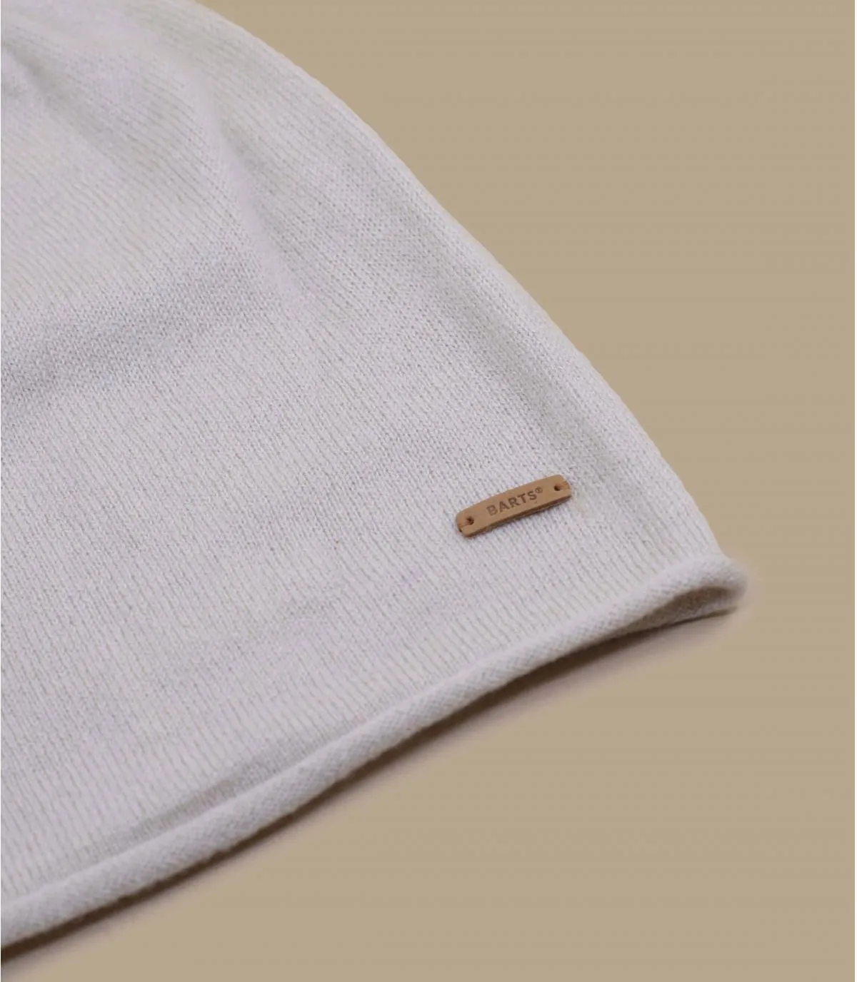   Con uno stile urbano alla moda e un materiale ultra-morbido in cashmere e lana, questo berretto lungo beige di Barts offre un 