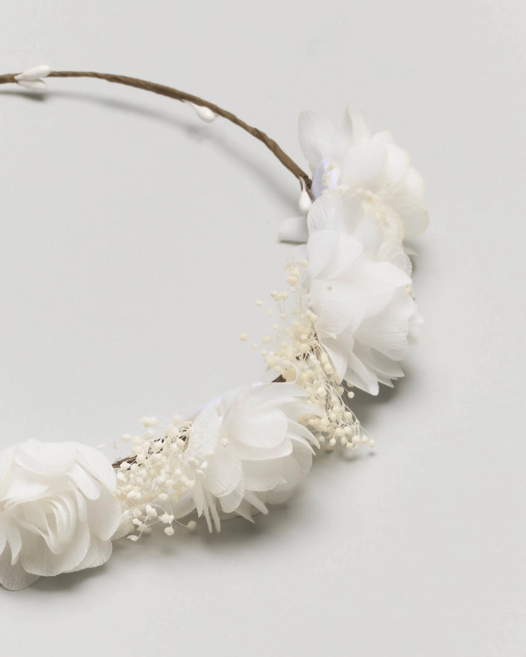 Coroncina con fiori bianchi in tulle