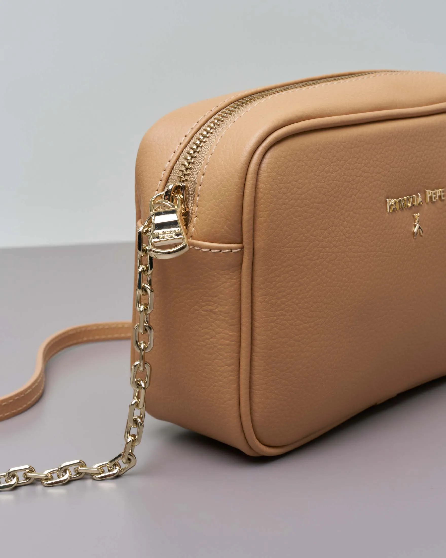 Cross bag beige in pelle con catena dorata regolabile e scritta logo dorata sul davanti