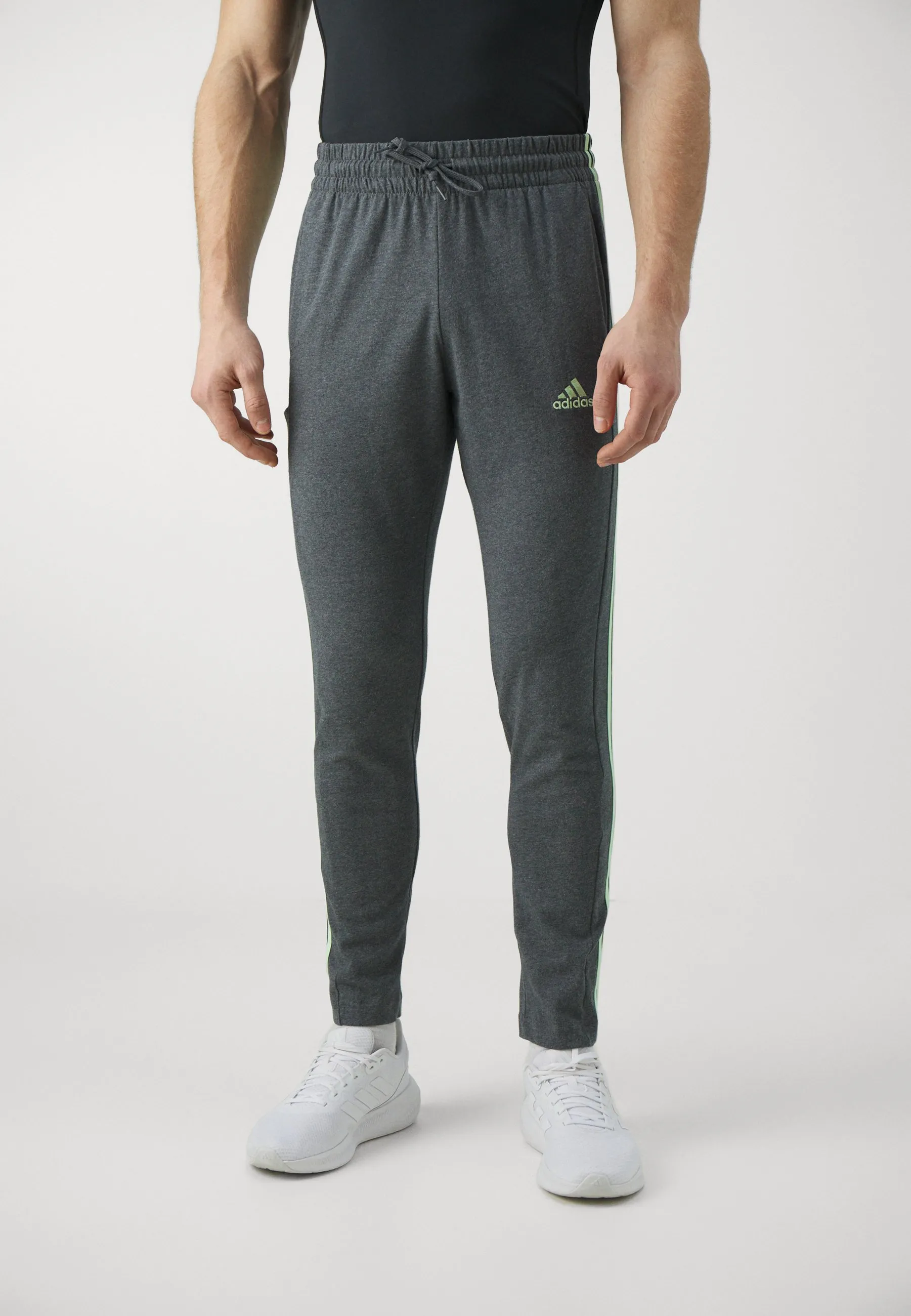 ESSENTIALS SINGLE TAPERED OPEN HEM 3 STRIPES PANTS - Pantaloni sportivi