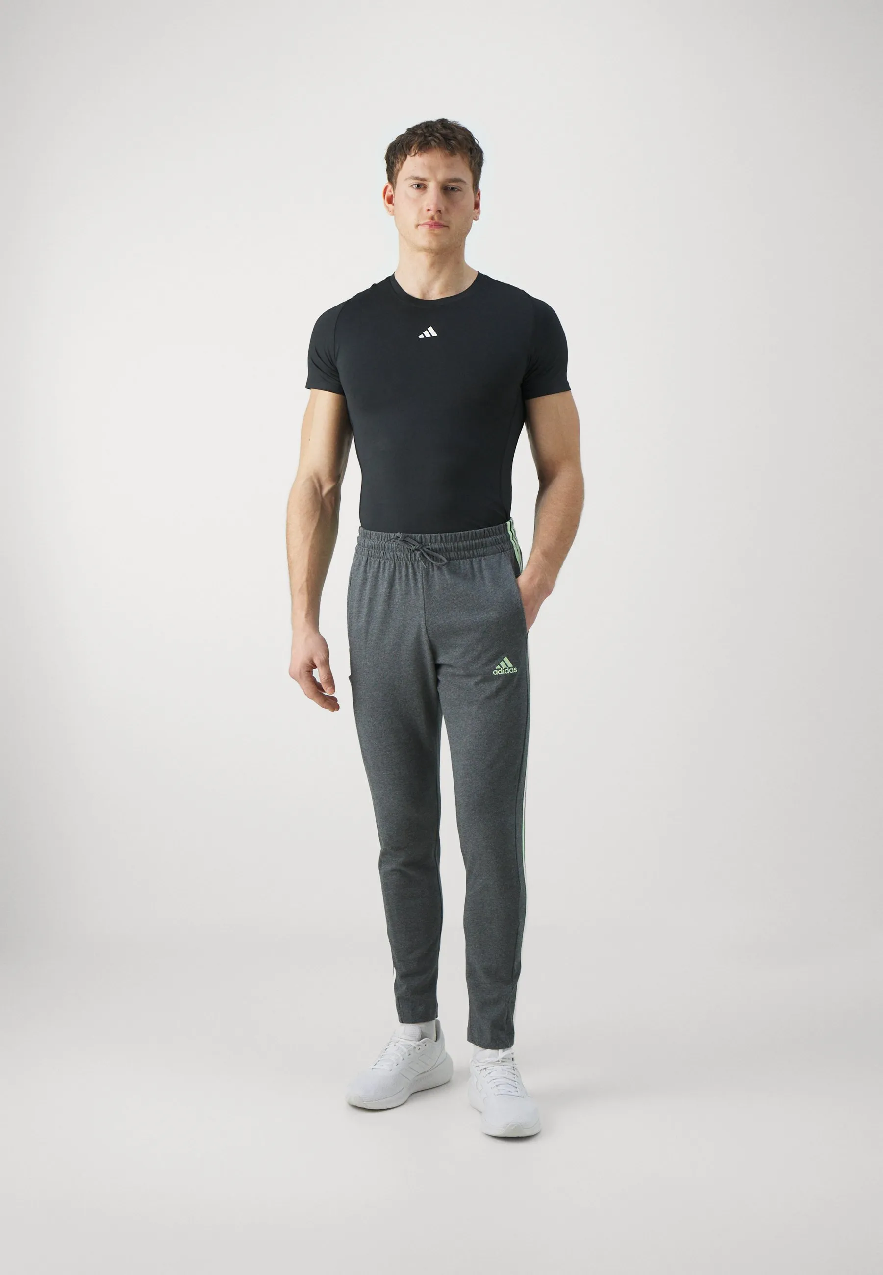 ESSENTIALS SINGLE TAPERED OPEN HEM 3 STRIPES PANTS - Pantaloni sportivi