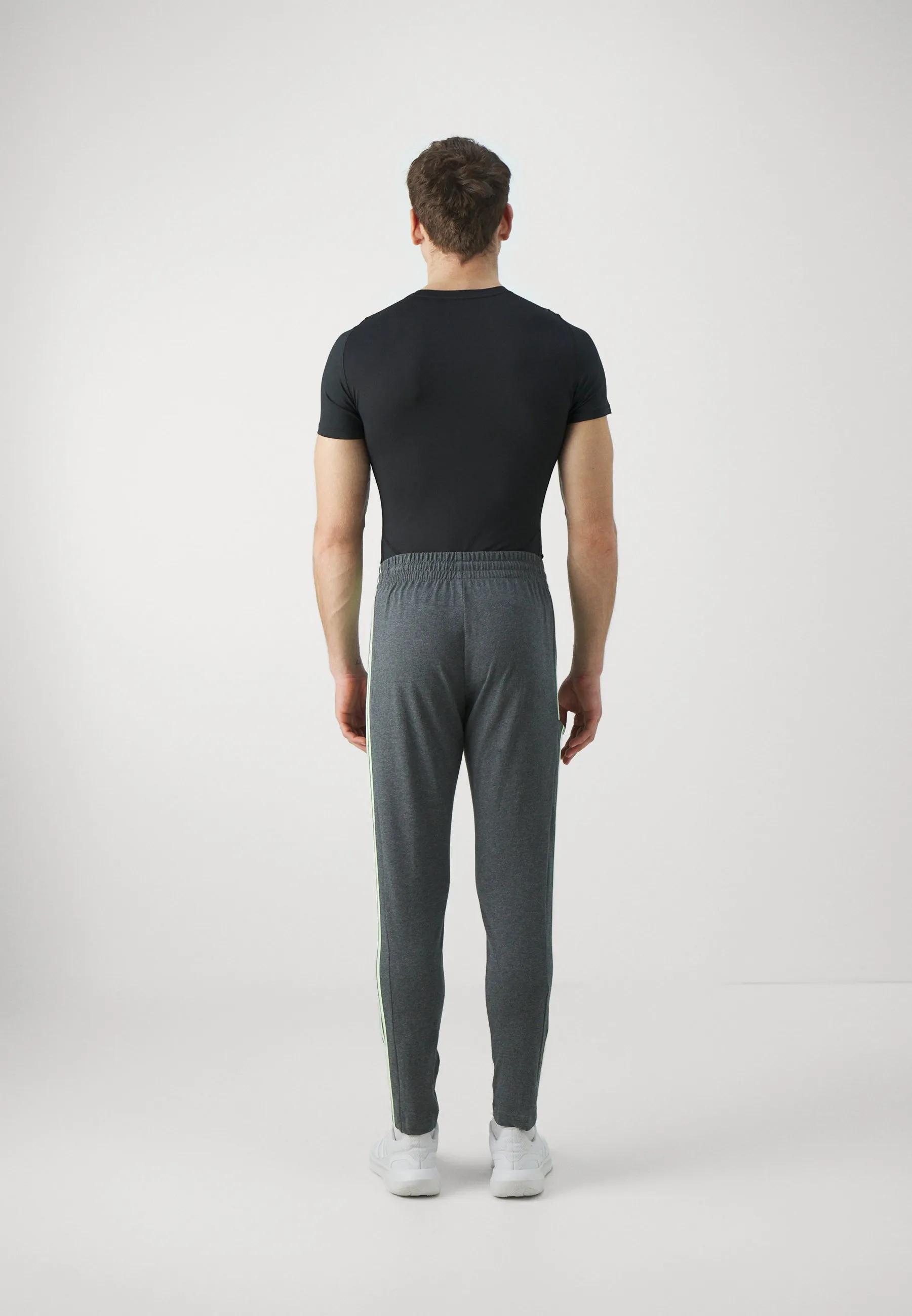 ESSENTIALS SINGLE TAPERED OPEN HEM 3 STRIPES PANTS - Pantaloni sportivi