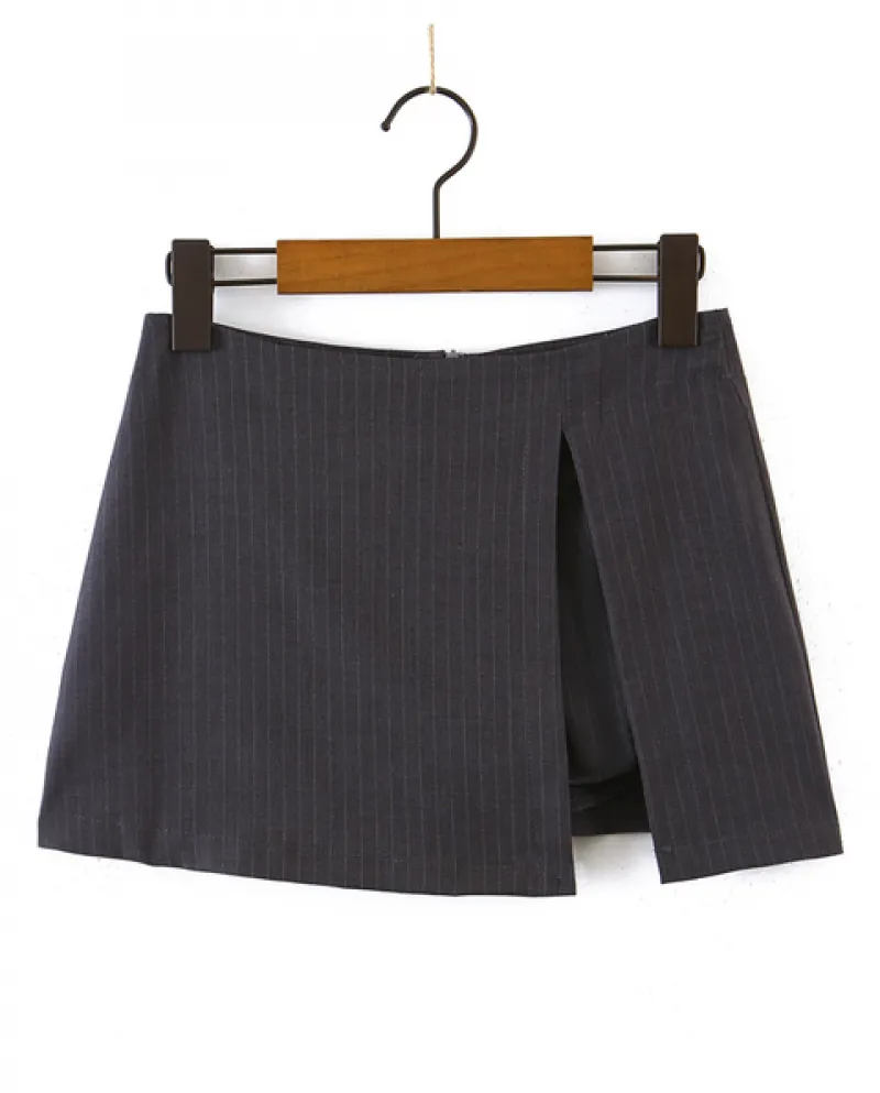 Gonna a vita bassa  estiva 2022 con pantaloncini foderati con spacco sul fondo a righe mini short skater grigio
