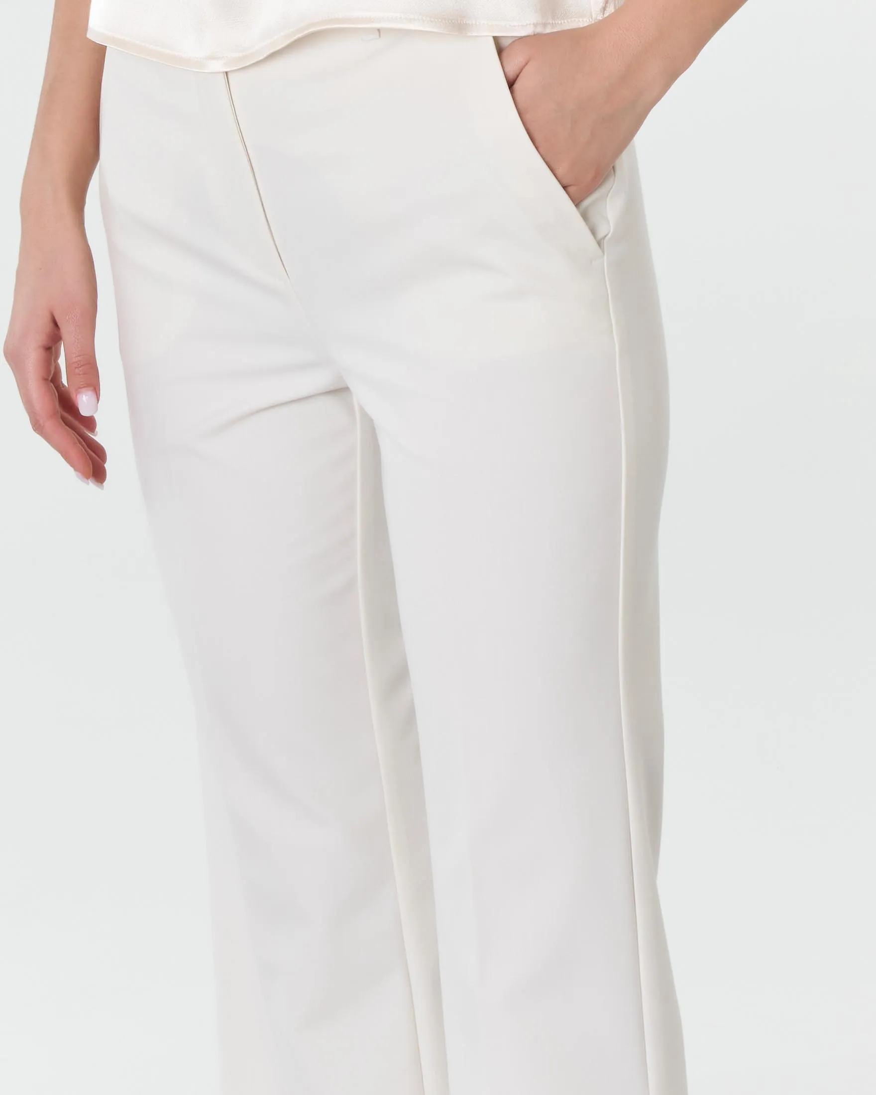 Pantaloni flare color gesso in tela di misto viscosa bi-stretch con piega stirata