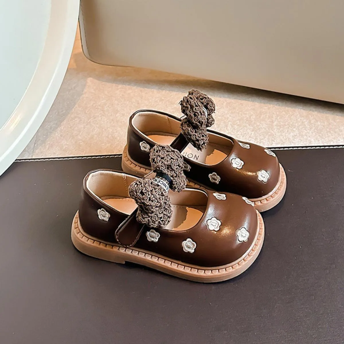 Ragazze Fiori ricamati Piccole scarpe in pelle Marrone scuro in bambino piccolo Scarpe da principessa per bambini Modelli primav